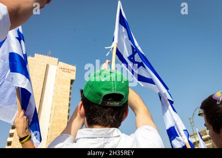 jerusalem-isreal. 10-05-2021. Ein Kind, das bei der traditionellen Fahnenparade die israelische Flagge schwenkt, bei den Feierlichkeiten zum Jerusalem Day im Stadtzentrum Stockfoto