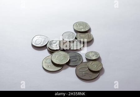 jerusalem-israel. 26-10-2020. Verschiedene Metallmünzen aus allen möglichen Ländern werden in einer Mischung auf weißem Hintergrund platziert Stockfoto