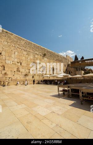 jerusalem-israel. 13-10-2021. Der gebetsplatz neben den Männern an der Westmauer in Jerusalem, der mittags fast leer war Stockfoto