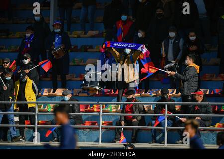 Ulaanbaatar, Mongolei. Oktober 2021. Mongolia-Fans jubeln beim AFC U23 Asian Cup Usbekistan 2022 Gruppe J Qualifikationsrunde zwischen Thailand und der Mongolei im MFF-Stadion in Ulaanbaatar an. (Endergebnis; Thailand 1:1 Mongolei) Credit: SOPA Images Limited/Alamy Live News Stockfoto