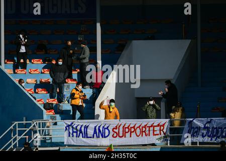 Ulaanbaatar, Mongolei. Oktober 2021. Thailands Fans jubeln beim AFC U23 Asian Cup Usbekistan 2022 Gruppe J Qualifikationsrunde zwischen Thailand und der Mongolei im MFF-Stadion in Ulaanbaatar hoch. (Endergebnis; Thailand 1:1 Mongolei) Credit: SOPA Images Limited/Alamy Live News Stockfoto