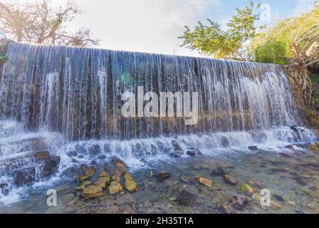 Ein erstaunlicher Wasserfall im berühmten Sahna - gan hashlosha Nature Reserve, in der Nähe von Kibbuz NIR David, Israel Stockfoto