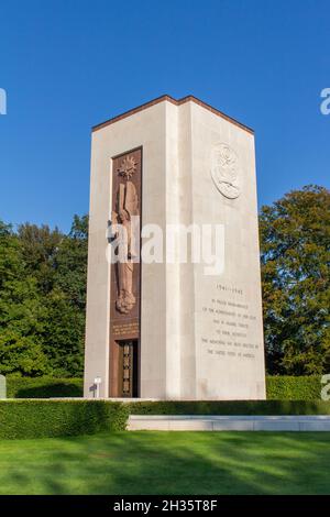 Landschaftsansicht der Kapelle des Luxembourg American Cemetery, eines amerikanischen Militärfriedhofs aus dem Zweiten Weltkrieg in Luxemburg-Stadt Stockfoto