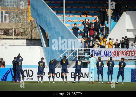 Ulaanbaatar, Mongolei. Oktober 2021. Spieler Thailands Dank an die Fans nach dem AFC U23 Asian Cup Usbekistan 2022 Gruppe J Qualifikationsrunde zwischen Thailand und der Mongolei im MFF Stadion in Ulaanbaatar.(Endstand; Thailand 1:1 Mongolei) (Foto von Amphol Thongmueangluang/SOPA I/Sipa USA) Kredit: SIPA USA/Alamy Live News Stockfoto