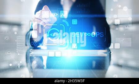 DevOps Agiles Entwicklungskonzept auf virtuellem Bildschirm. Stockfoto