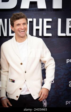 München, Deutschland. Oktober 2021. Thomas Müller bei der Premiere vom FC Bayern - Behind the Legend am 25. Oktober 2021 im ARRI Kino in München. * Thomas Müller bei der Premiere des FC Bayern - Behind the Legend am 25. Oktober 2021 im ARRI-Kino in München. (Foto: Alexander Pohl/Sipa USA) Quelle: SIPA USA/Alamy Live News Stockfoto