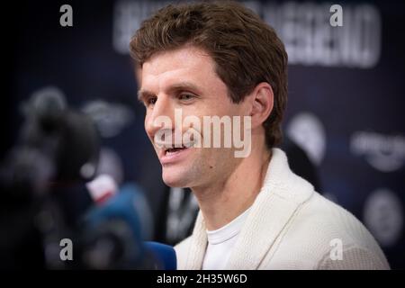 München, Deutschland. Oktober 2021. Thomas Müller bei der Premiere vom FC Bayern - Behind the Legend am 25. Oktober 2021 im ARRI Kino in München. * Thomas Müller bei der Premiere des FC Bayern - Behind the Legend am 25. Oktober 2021 im ARRI-Kino in München. (Foto: Alexander Pohl/Sipa USA) Quelle: SIPA USA/Alamy Live News Stockfoto