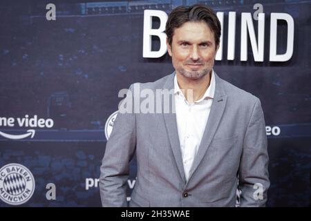 München, Deutschland. Oktober 2021. Simon Verhoeven bei der Premiere vom FC Bayern - Behind the Legend am 25. Oktober 2021 im ARRI Kino in München. * Simon Verhoeven bei der Premiere des FC Bayern - Behind the Legend am 25. Oktober 2021 im ARRI-Kino in München. (Foto: Alexander Pohl/Sipa USA) Quelle: SIPA USA/Alamy Live News Stockfoto
