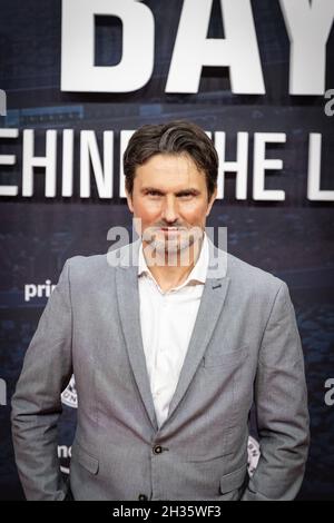 München, Deutschland. Oktober 2021. Simon Verhoeven bei der Premiere vom FC Bayern - Behind the Legend am 25. Oktober 2021 im ARRI Kino in München. * Simon Verhoeven bei der Premiere des FC Bayern - Behind the Legend am 25. Oktober 2021 im ARRI-Kino in München. (Foto: Alexander Pohl/Sipa USA) Quelle: SIPA USA/Alamy Live News Stockfoto