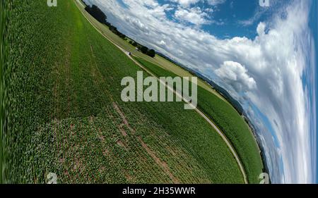 Sphärische abstrakte Panorama-Luftaufnahme in einem Feld mit fantastischen schönen Wolken und einer Rundumbildung des Raums wie ein kleiner Planet Stockfoto