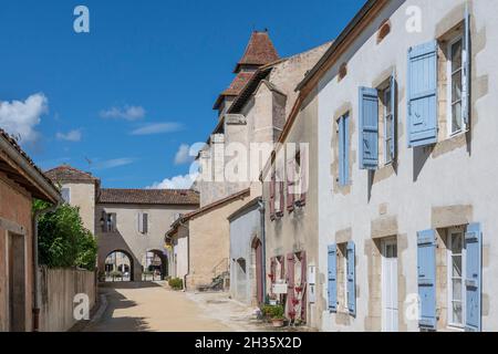 Die kleine Gasse der Impasse de la Mairie in Labastide-d'Armagac, Les Landes, Frankreich Stockfoto