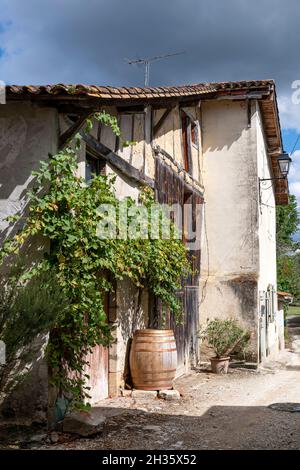 Die Heimat eines Weinherstellers in Labastide-d'Armagnac mit einem Fass als Dekoration, Südfrankreich Stockfoto