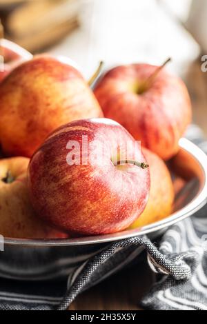 Frische Herbstäpfel auf Holztisch. Stockfoto