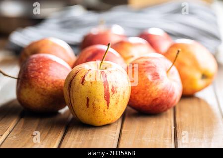Frische Herbstäpfel auf Holztisch. Stockfoto