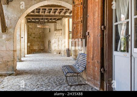 Die Arkaden des Platzes 'Place Royale' in Labastide-d'Armagnac, Bas-Armagnac, Frankreich Stockfoto