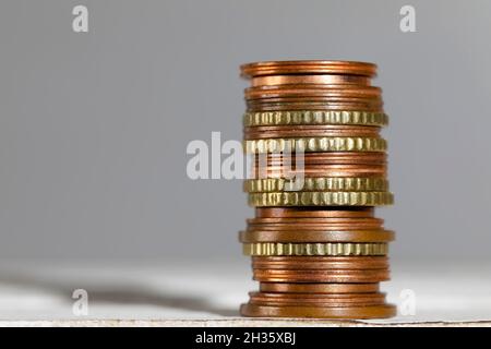 Verschiedene kleine Euro-Münzen in verschiedenen Farben wurden übereinander gestapelt. Stockfoto