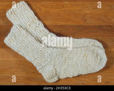 Ein Paar handgefertigte Wollsocken. Diese traditionellen, warmen Wintersocken wurden von polnischen Hochlandlern in der Region Podhale in der Nähe von Zakopane hergestellt. Die Wolle U Stockfoto