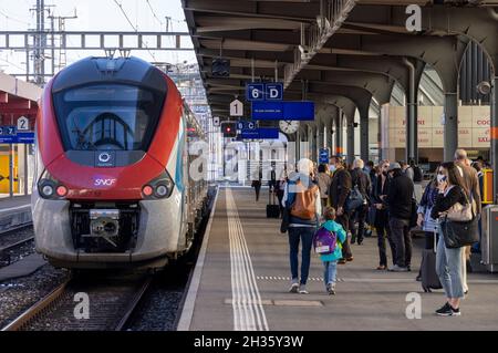 Passagiere, die auf den Zug warten, Bahnhof Genf-Cornavin, Genf, Schweiz Stockfoto