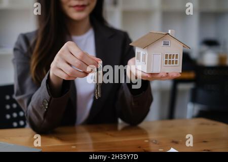 Immobilien oder Makler Wohn- oder Makler zeigen Schlüssel für Haus-und Autovermietung. Stockfoto