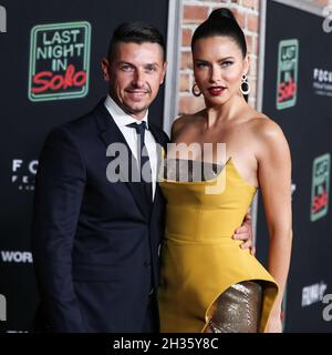 Los Angeles, Usa. Oktober 2021. LOS ANGELES, KALIFORNIEN, USA – 25. OKTOBER: Produzent Andre Lemmers und Freundin/Model Adriana Lima im Azzi- und Osta-Kleid kommen zur Los Angeles Premiere von Focus Features' 'Last Night in Soho', die am 25. Oktober 2021 im Academy Museum of Motion Pictures in Los Angeles, Kalifornien, USA, stattfand. (Foto von Xavier Collin/Image Press Agency) Quelle: Image Press Agency/Alamy Live News Stockfoto