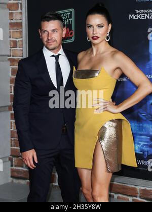 Los Angeles, Usa. Oktober 2021. LOS ANGELES, KALIFORNIEN, USA – 25. OKTOBER: Produzent Andre Lemmers und Freundin/Model Adriana Lima im Azzi- und Osta-Kleid kommen zur Los Angeles Premiere von Focus Features' 'Last Night in Soho', die am 25. Oktober 2021 im Academy Museum of Motion Pictures in Los Angeles, Kalifornien, USA, stattfand. (Foto von Xavier Collin/Image Press Agency) Quelle: Image Press Agency/Alamy Live News Stockfoto