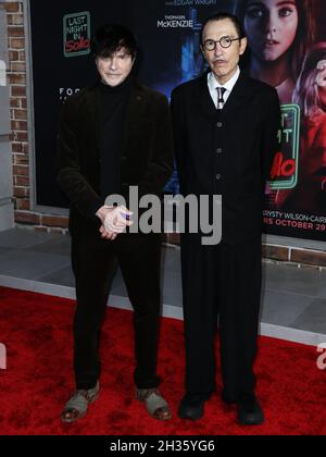 Los Angeles, Usa. Oktober 2021. LOS ANGELES, KALIFORNIEN, USA - 25. OKTOBER: Der Sänger Russell Mael und der Bruder und Musiker Ron Mael von Sparks kommen zur Los Angeles Premiere von Focus Features' 'Last Night in Soho', die am 25. Oktober 2021 im Academy Museum of Motion Pictures in Los Angeles, Kalifornien, USA, stattfand. (Foto von Xavier Collin/Image Press Agency) Quelle: Image Press Agency/Alamy Live News Stockfoto