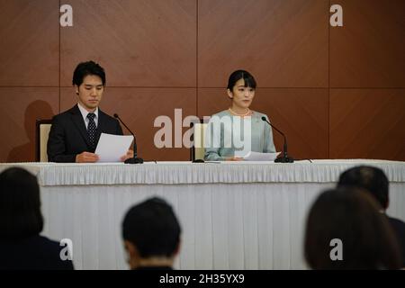 Tokio, Japan. August 2021. Prinzessin Mako, die ältere Tochter von Prinz Akishino und Prinzessin Kiko, und ihr Ehemann Kei Komuro, ein Universitätsfreund von Prinzessin Mako, nehmen am 26. Oktober 2021 an einer Pressekonferenz Teil, um ihre Heiratsanmeldung im Grand Arc Hotel in Tokio, Japan, bekannt zu geben. Kredit: SOPA Images Limited/Alamy Live Nachrichten Stockfoto