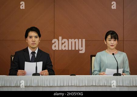 Tokio, Japan. August 2021. Prinzessin Mako, die ältere Tochter von Prinz Akishino und Prinzessin Kiko, und ihr Ehemann Kei Komuro, ein Universitätsfreund von Prinzessin Mako, nehmen am 26. Oktober 2021 an einer Pressekonferenz Teil, um ihre Heiratsanmeldung im Grand Arc Hotel in Tokio, Japan, bekannt zu geben. Kredit: SOPA Images Limited/Alamy Live Nachrichten Stockfoto