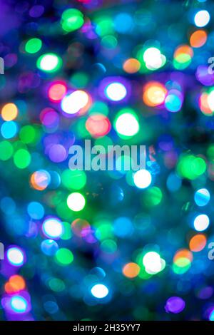 Schöne trendige bunten Bokeh in lila-blau-grün Farbe als Hintergrund oder Tapeten. Vertikale Ausrichtung. Stockfoto