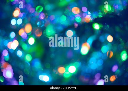 Schönes mehrfarbiger Bokeh in lila-blau-grüner Farbe als Hintergrund oder als Hintergrundbilder. Weihnachten oder Neujahr unschärfen Bokeh Hintergrund. Stockfoto