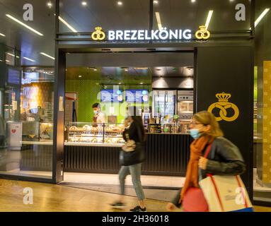 Brezelkönig Brezel- und Bäckereigeschäft, Bahnhof Genf-Cornavin, Genf, Schweiz Stockfoto