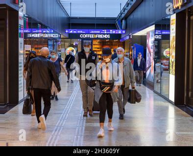 Passagiere am Bahnhof Genf-Cornavin, Genf, Schweiz Stockfoto