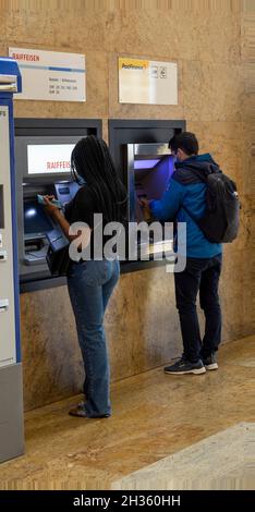 Kunden, die Geld am Geldautomaten, Bahnhof Genf-Cornavin, Genf, Schweiz abheben Stockfoto