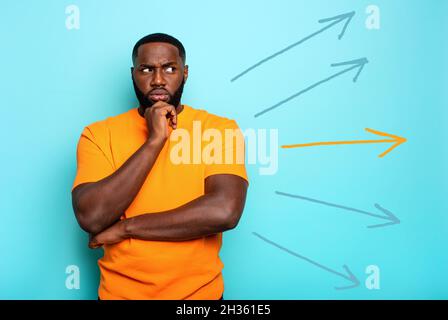 Der Mensch muss den rechten Pfeil wählen, um zu folgen. Konzept von Optionen, Verwirrung, Entscheidung. Stockfoto