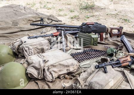 Waffen der sowjetischen Spezialeinsatzgruppe vor der Mission Stockfoto