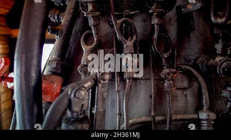 Nahaufnahme von alten rostigen Metallrohren und Ventilen an der alten Dampflokomotive Stockfoto