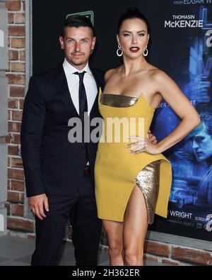 Los Angeles, Usa. Oktober 2021. LOS ANGELES, KALIFORNIEN, USA – 25. OKTOBER: Produzent Andre Lemmers und Freundin/Model Adriana Lima im Azzi- und Osta-Kleid kommen zur Los Angeles Premiere von Focus Features' 'Last Night in Soho', die am 25. Oktober 2021 im Academy Museum of Motion Pictures in Los Angeles, Kalifornien, USA, stattfand. (Foto: Xavier Collin/Image Press Agency/Sipa USA) Quelle: SIPA USA/Alamy Live News Stockfoto