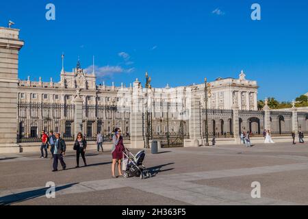 MADRID, SPANIEN - 21. OKTOBER 2017: Menschen vor dem Königspalast Palacio Real in Madrid. Stockfoto