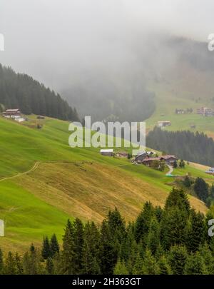 Neblige Landschaft um Warth, eine Gemeinde im Bezirk Bregenz im österreichischen Bundesland Vorarlberg Stockfoto