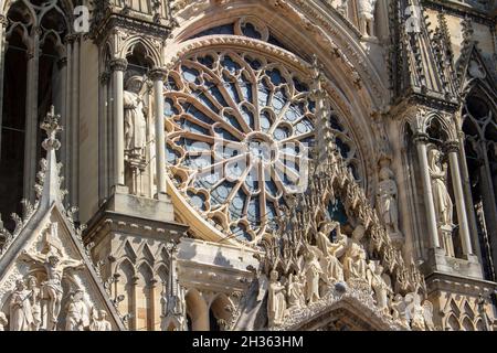 Nahaufnahme der reich verzierten mittelalterlichen Kathedrale Notre Dame de Reims in Frankreich, mit hoher gotischer Architektur, mit seinem zentralen Rosenfenster Stockfoto