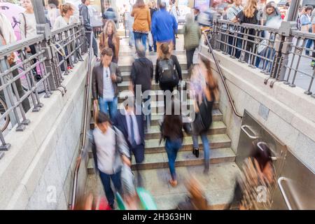 MADRID, SPANIEN - 21. OKTOBER 2017: Menschenmassen am Eingang der Metrostation Gran Via in Madrid Stockfoto