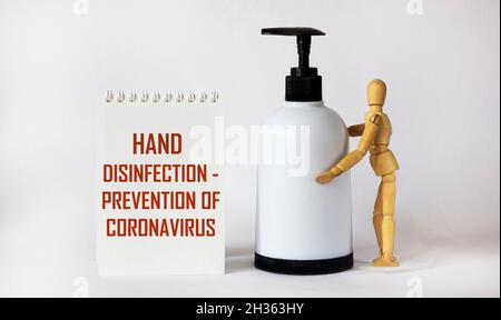 Der Text zur Hand Desinfektion - Prävention von Caronovirus ist auf einem Notizblock und einem weißen Hintergrund mit einem Alkohol oder antibakteriellen Spray vor geschrieben Stockfoto