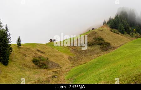 Neblige Landschaft um Warth, eine Gemeinde im Bezirk Bregenz im österreichischen Bundesland Vorarlberg Stockfoto