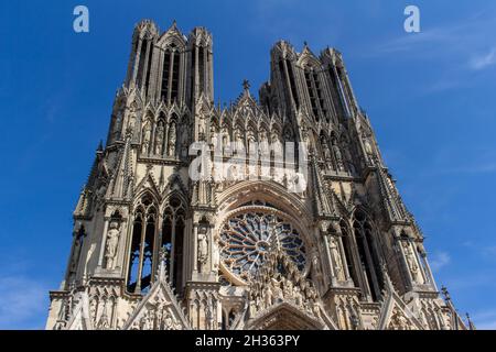 Nahaufnahme der reich verzierten mittelalterlichen Kathedrale Notre Dame de Reims in Frankreich, mit hoher gotischer Architektur, mit seinem zentralen Rosenfenster Stockfoto