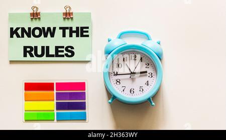Kennen Sie die Regeln, die auf dem blauen Wecker-Aufkleber und den Farbaufklebern geschrieben sind Stockfoto