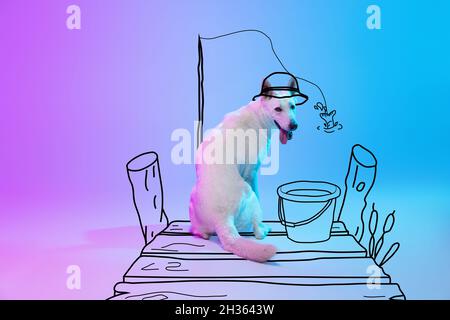 Zeitgenössische Kunstwerke. Ein süßer Hund sitzt und schaut auf Kamera isoliert auf neonrosa blauen Studio-Hintergrund mit Zeichnungen. Stockfoto