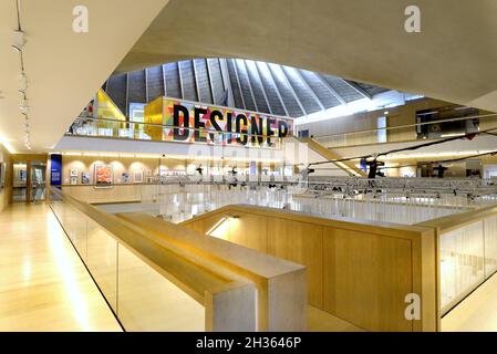 London, England, Großbritannien. The Design Museum, Kensington High St. (gegründet 1989 von Terence Conran und Stephen Bayley) Interior Stockfoto