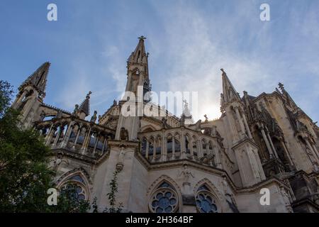 Nahaufnahme der prunkvollen mittelalterlichen Kathedrale Notre-Dame de Reims (Notre-Dame de Reims) in Frankreich mit Blick auf die Apsis Stockfoto