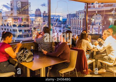 MADRID, SPANIEN - 22. OKTOBER 2017: Menschen in der Bar im El Corte Ingles Gebäude beobachten einen Sonnenuntergang in Madrid Stockfoto