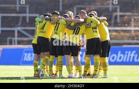 Dortmund, Deutschland. 24. Oktober 2021. firo: 24.10.2021, Fuvuball, Fußball, 3. Bundesliga, Saison 2021/2022, BVB U23, Borussia Dortmund II - Viktoria kV? ln Team, Team Kreis Dortmund Credit: dpa/Alamy Live News Stockfoto